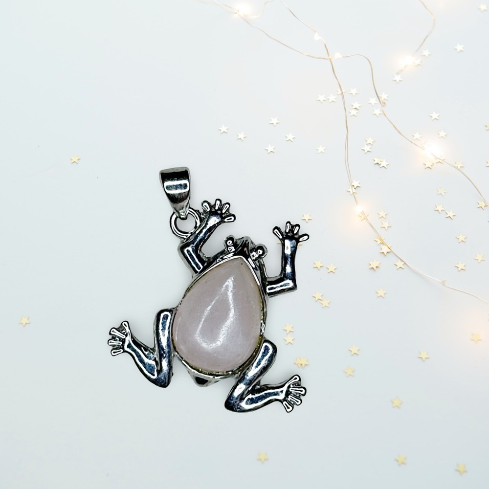 5196u. Silvertone Rose Quartz Frog Pendant